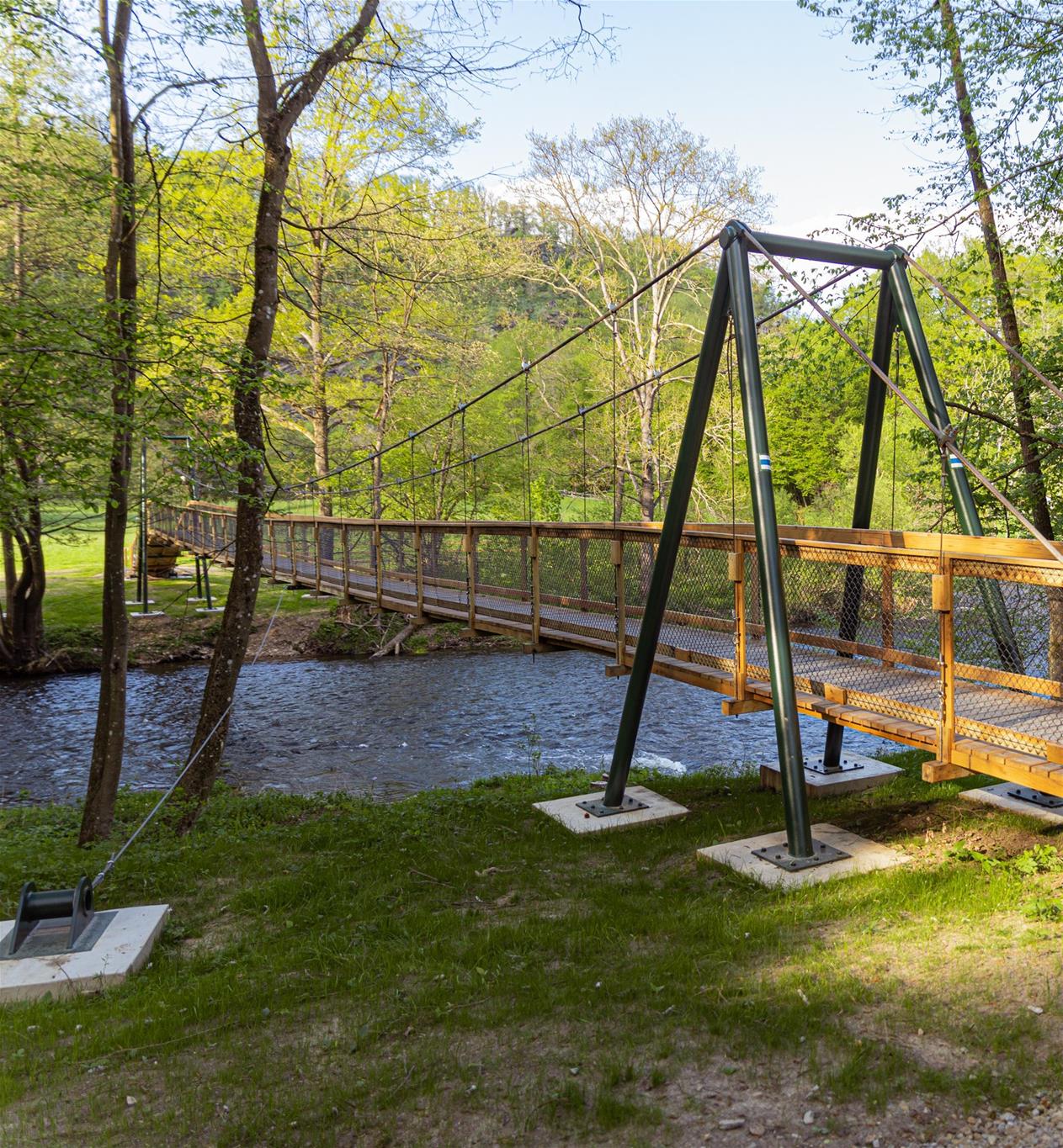 Neu errichtete Holz-Hängebrücke